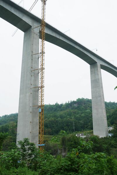 File:Yuwan Sandouqiu RailwayPiersSkyCrane.JPG