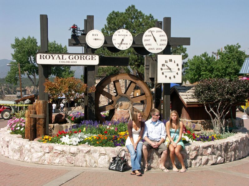File:12RoyalGorgeEntryPlaza.jpg