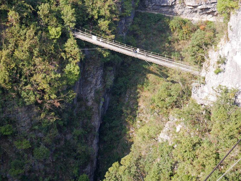 File:BuyunFootbridgeDownView.JPG