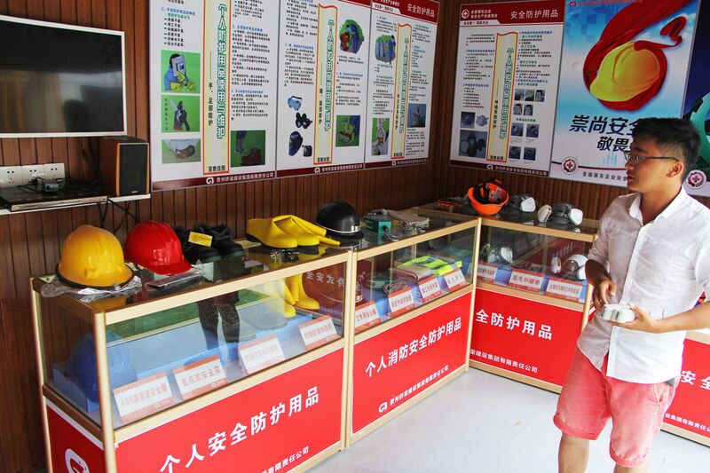 File:TuanjieSafetyEquipment.JPG