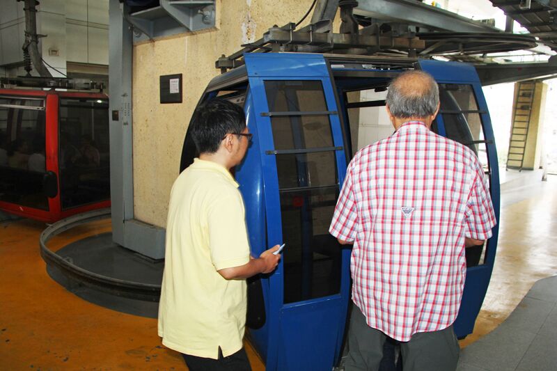 File:22TianmenshanGondolaCarByEric.jpg