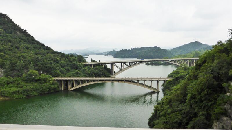 File:270GuiyangLakeBridgesByFilmer.jpg