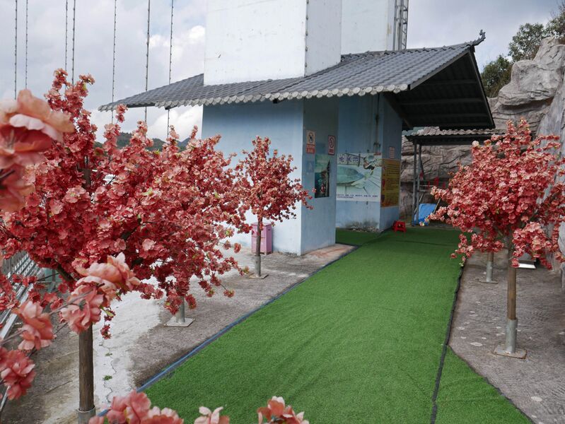 File:Liupanshui MeihuashanRoof.JPG