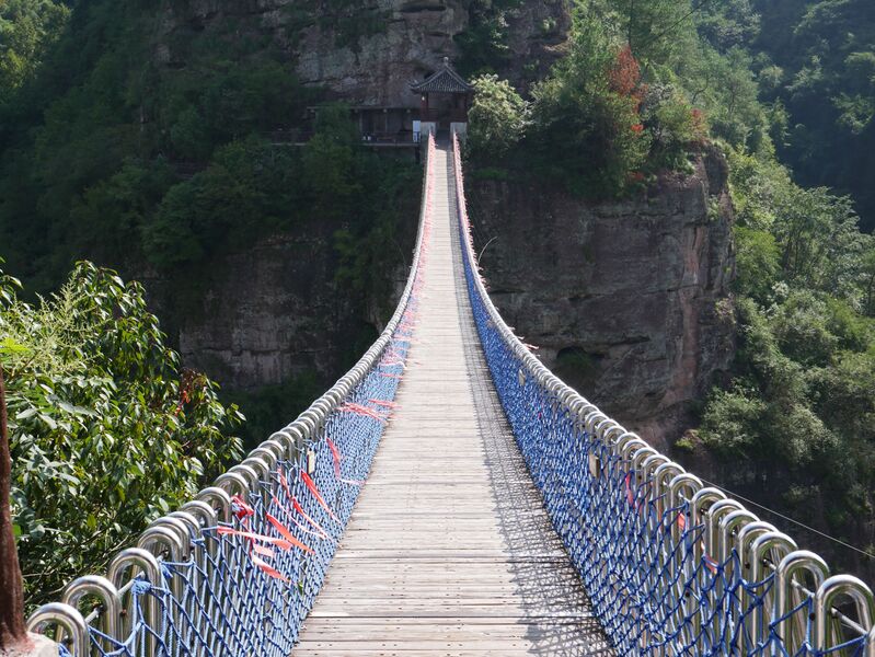 File:ShijiufengJingquiScenicAreaRailings.JPG