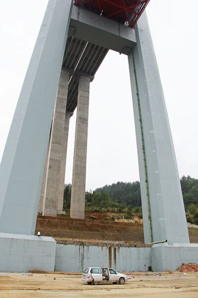 File:155QingshuiheTowerPier&Car.jpg