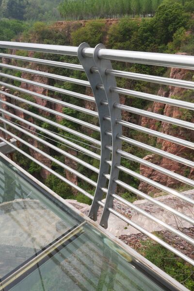 File:JiaodingshanGlassMetalRailing.JPG