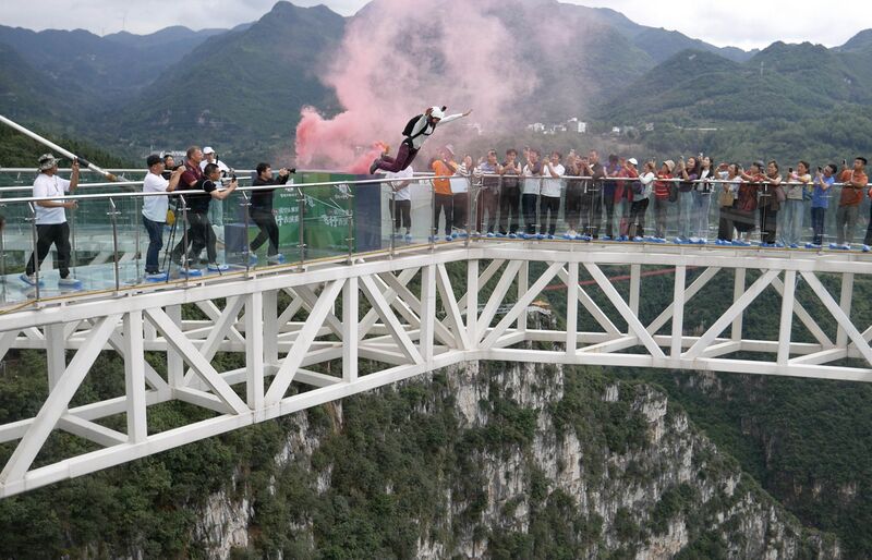 File:NizhuheRussianGirlSmokeJump.jpg