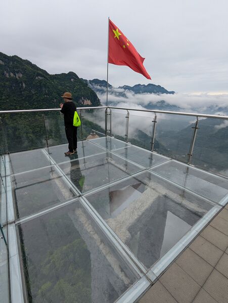 File:Qingjiang FangshanGlassFootbridgeFlag.jpg