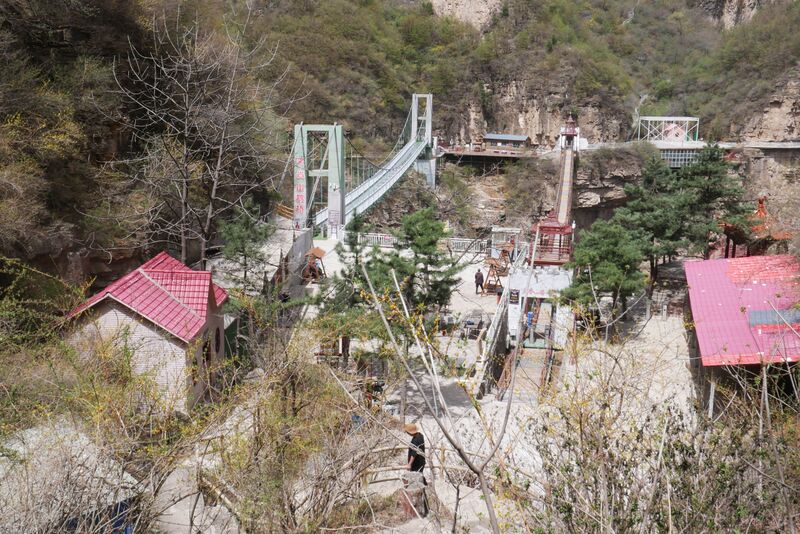 File:Tianjishan FootbridgesParallelLonglensInside.JPG