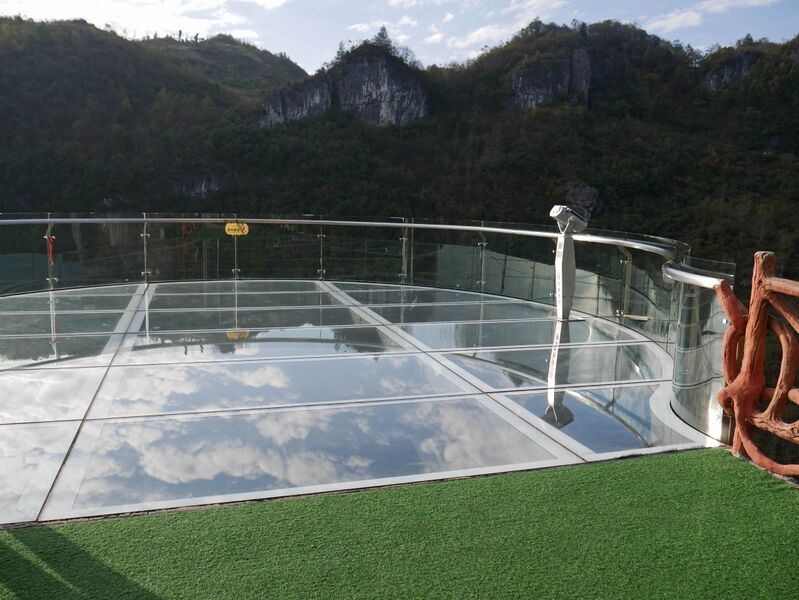 File:YangshanheGlassPlatformGreen.JPG