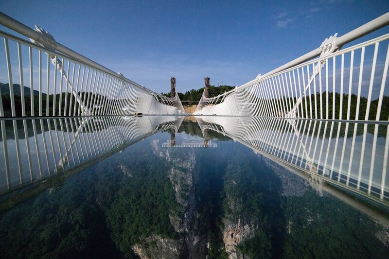File:ZhangjiajieGlassWallDrop.jpg