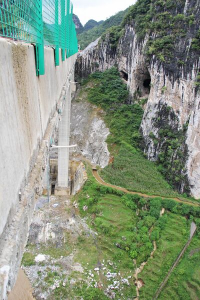 File:Luoshuidong&Cliffs.jpg