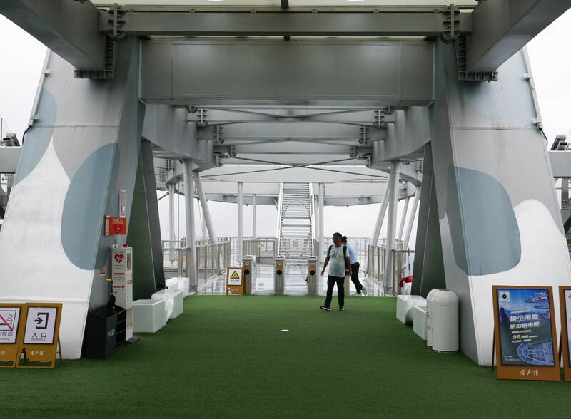 File:NantianGlassPlatformDoubleOpening.JPG