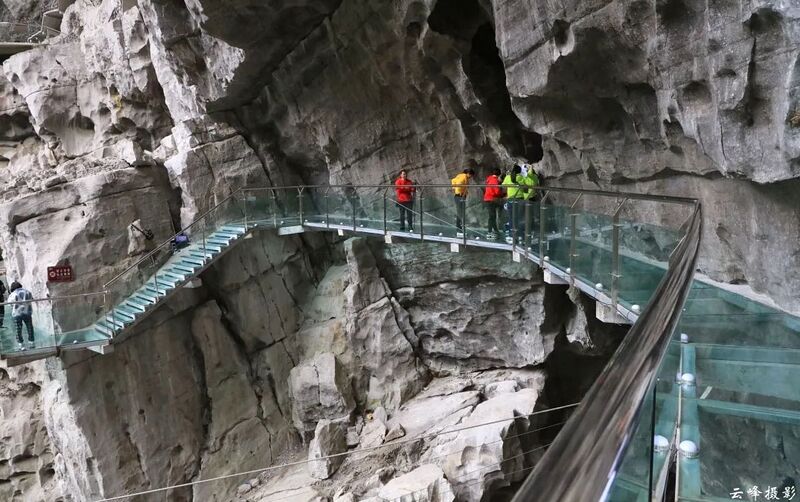 File:Luocheng Tiankeng Footbridge GlassPanels.jpg