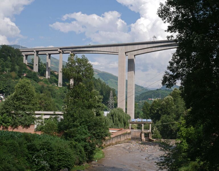 File:QinghengBlueSky.JPG