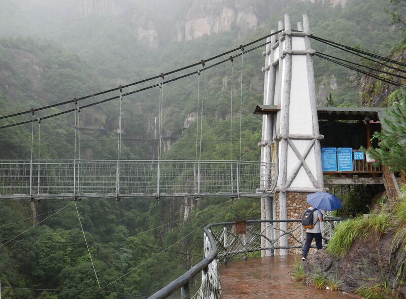 File:YaxiakuGlassFootbridgeTowerCloseView.JPG