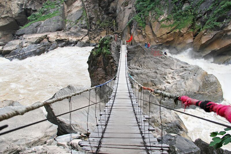 File:511TigerLeapingMiddleGorgeFootbridgeWide.jpg