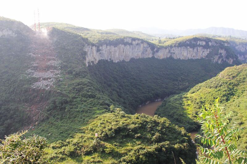 File:LuojiaoheRailway&Canyon.jpg