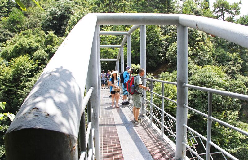 File:ZhangjiajieParkFootbridgeGorgeView.jpg