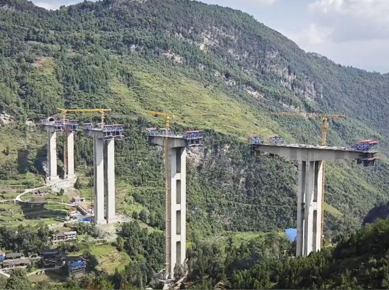 File:AojiawanCranesPiers.jpg