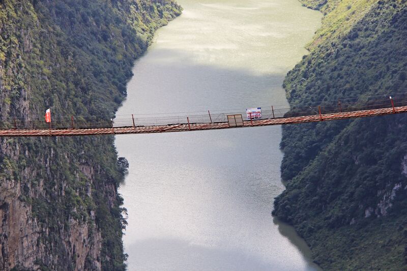 File:DimuheFootbridgeDeck&RiverLonglens.jpg