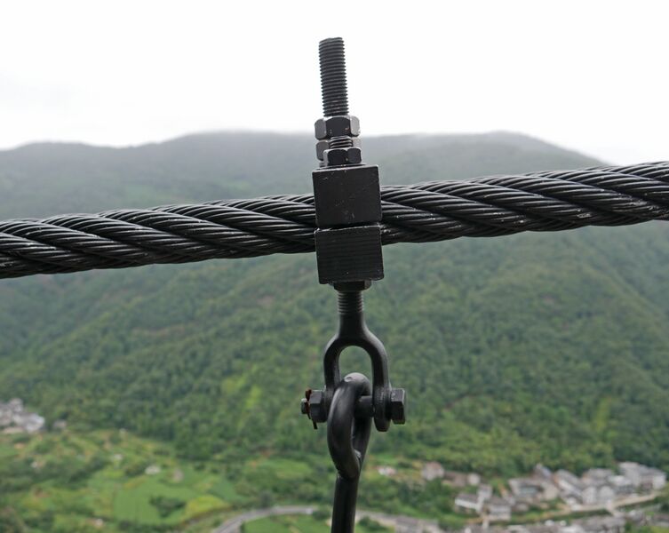 File:FangdongYandangGlassFootbridgeScrew.JPG