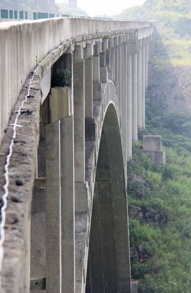 File:G60ArchLonglensView.jpg