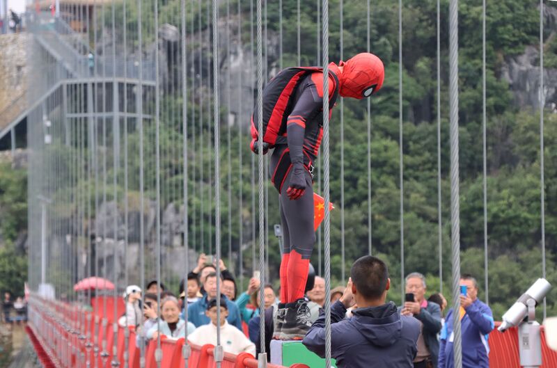 File:NizhuheSpidermanJump.JPG