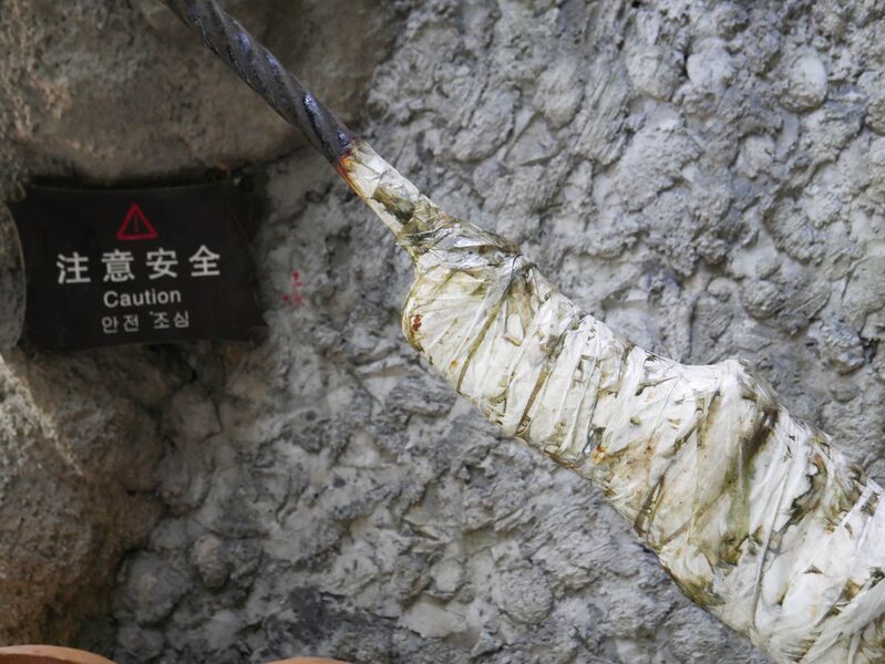 File:BuyunFootbridgeCableWrap.JPG