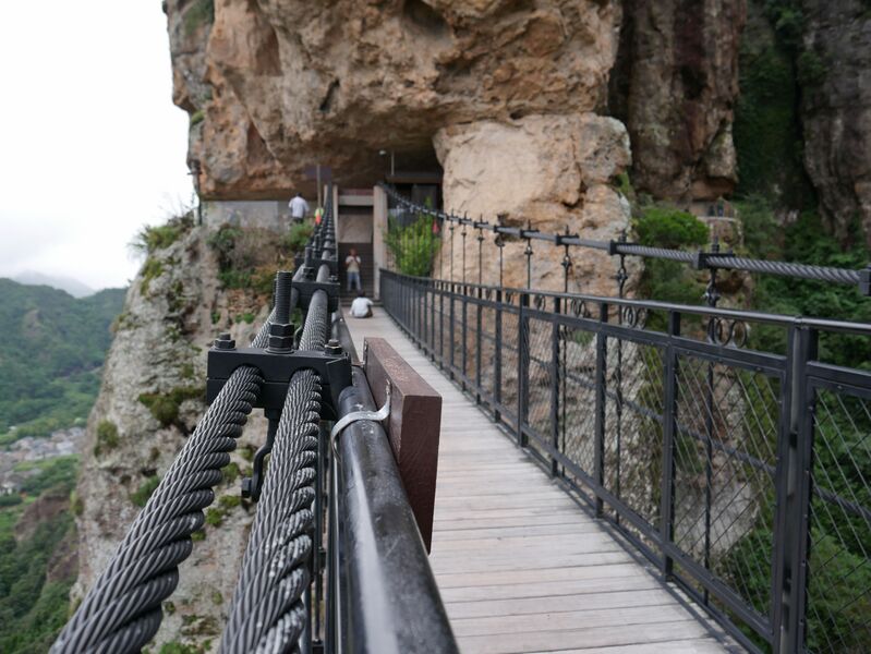 File:FangdongYandangGlassFootbridgeClampClose.JPG