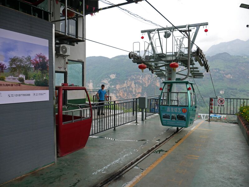 File:Nizhuhe YunduanRopewayStation5.JPG