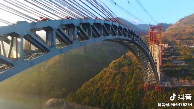 File:NujiangRailwayArchSideHighlines.jpg