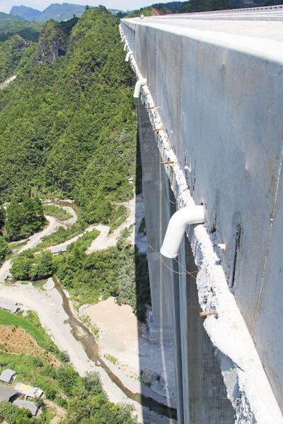 File:SanjiaoyanBridge3RiverValley.jpg