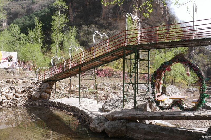 File:Tianjishan FootbridgeLoveSeat.JPG