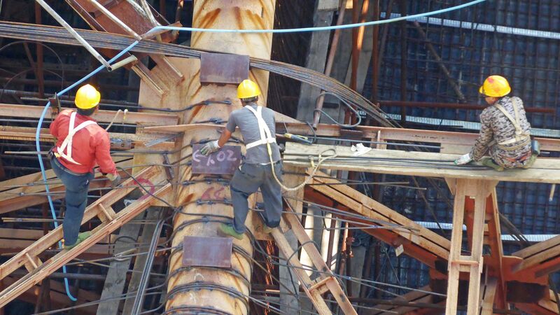 File:288BeipanjiangRailwayWorkersByFilmer.jpg