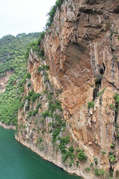 File:LiangfengyanWall.jpg