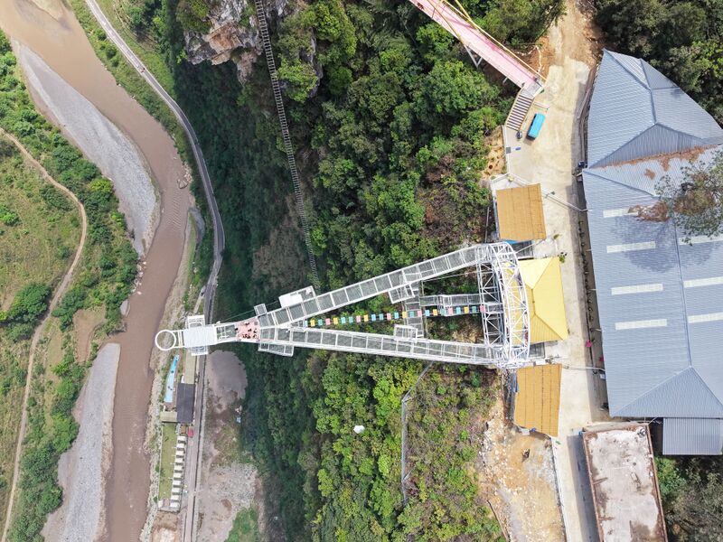 File:NizhuheBungyDownStraightDrone.JPG