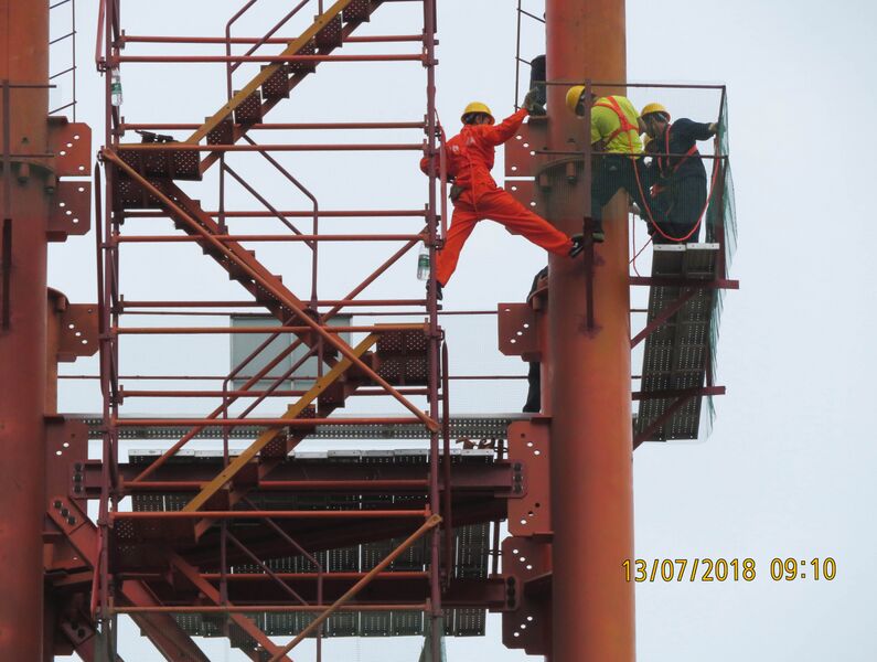 File:612MeixiheWorkerByJohnFilmer.JPG
