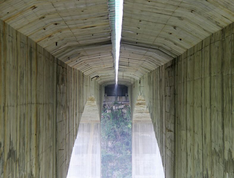 File:LuojiaoheBeamCenterLonglens.jpg