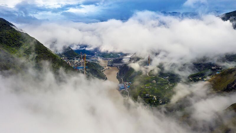 File:Jinshajiang railway bridge HutiaoxiaTrussClouds.jpeg