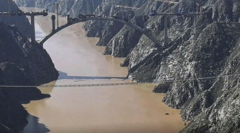 File:Taohe Lanyonglin Footbridge.jpg