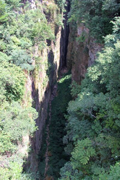 File:ZhangjiajieParkFootbridgeCanyonNorthBottom.jpg