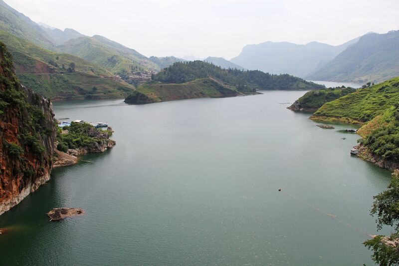 File:LiangfengyanLakeView.jpg
