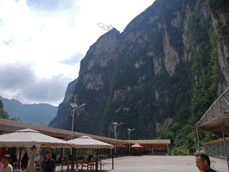 File:NizhuheCanyonBottomPlaza.JPG