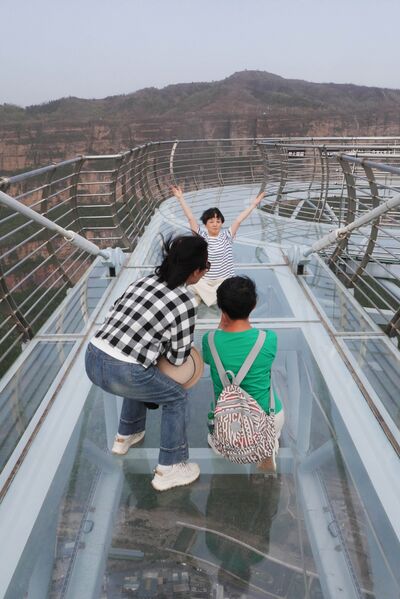 File:Taihang GlassPlatformSelfieLady.JPG