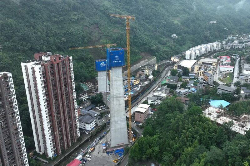File:Miujialiang Railway Valley.jpg