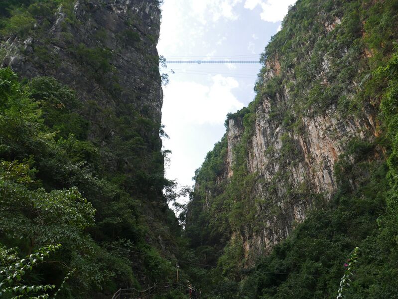 File:NizhuheCanyonFootbrideFullHeight2.JPG