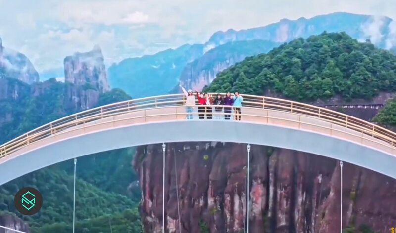 File:RuyiGlassFootbridgeHump.jpg