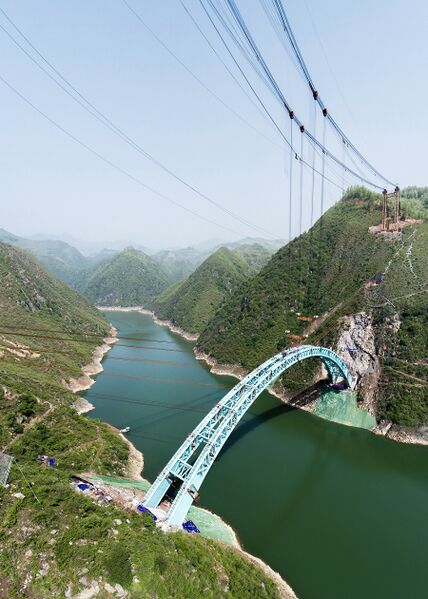 File:LuoheRailwayMenghuaHighlineCables.jpg