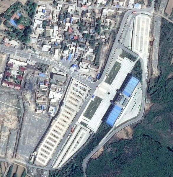 File:MianshanScenicAreaSatelliteParking.jpg